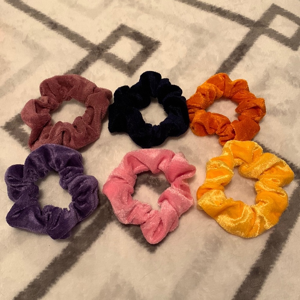 🟣EUC 6pc Scrunchies